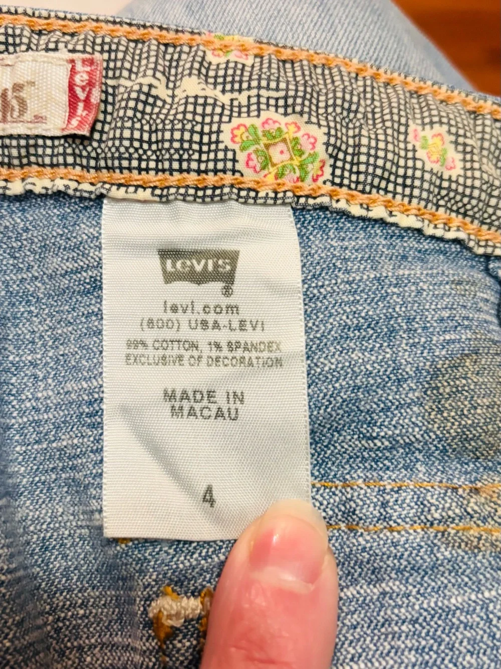 Levi's Medium Blue Denim Women's Shorts Size 4 EUC - Picture 3 of 8
